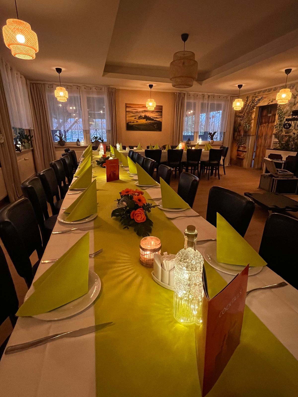 Festlich gedeckter Gastraum Giardino